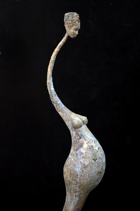 "Femme enceinte ", 2021. Ciment-papier et acier ,106 x 24 x 25 cm