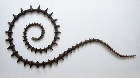 Spirale, 118 x 56 x 4 cm. Bas-relief en métal, résine, papier maché et pigments