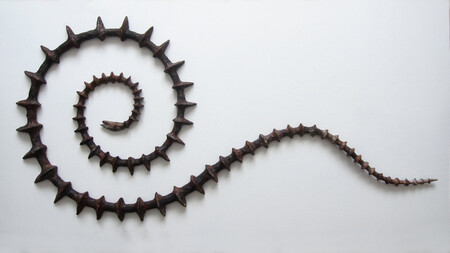 Spirale, 118 x 56 x 4 cm. Bas-relief en m&eacute;tal, r&eacute;sine, papier mach&eacute; et pigments