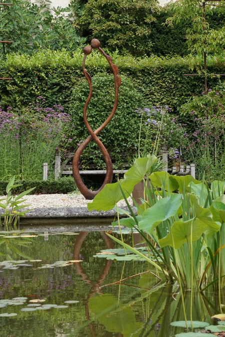 "Baiser", 200 x 52 x41 cm. Sciure de bois et colle sur armature m&eacute;tallique, patine