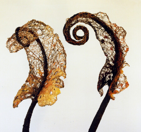 "Fleurs d'automne", feuilles en grillage, cuir et pigments
