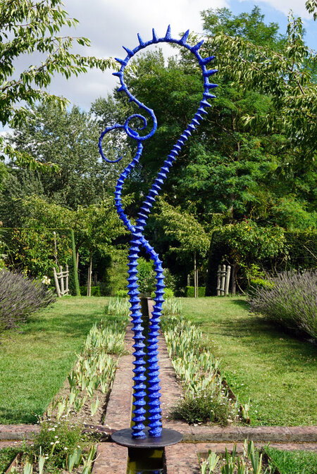 "Le grand Bleu", 2017. 240x 60x40cm. Structure acier, ciment-papier teint&eacute; dans la masse