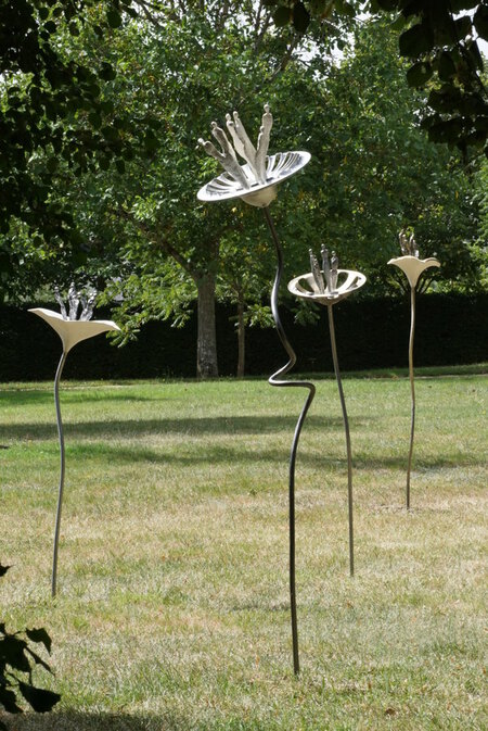 Installation au domaine de Poulaines de 10 fleurs en acier, tissus de verre, r&eacute;sines teint&eacute;es et enjoliveurs transform&eacute;s (Corolles entre 35 et 45 cm de circonf&eacute;rence, tiges de 120 &agrave; 220 cm de hauteur)
