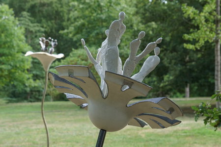 Installation au domaine de Poulaines de 10 fleurs en acier, tissus de verre, r&eacute;sines teint&eacute;es et enjoliveurs transform&eacute;s (Corolles entre 35 et 45 cm de circonf&eacute;rence, tiges de 120 &agrave; 220 cm de hauteur)