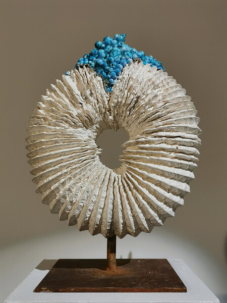 "Bulles",2020. Pl&acirc;tre, acier et porcelaine &eacute;maill&eacute;e.