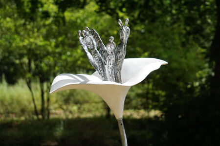 Installation au domaine de Poulaines de 10 fleurs en acier, tissus de verre, r&eacute;sines teint&eacute;es et enjoliveurs transform&eacute;s (Corolles entre 35 et 45 cm de circonf&eacute;rence, tiges de 120 &agrave; 220 cm de hauteur)