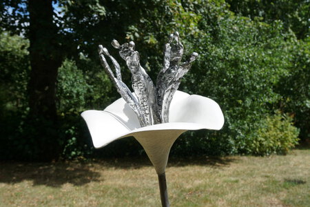 Installation au domaine de Poulaines de 10 fleurs en acier, tissus de verre, r&eacute;sines teint&eacute;es et enjoliveurs transform&eacute;s (Corolles entre 35 et 45 cm de circonf&eacute;rence, tiges de 120 &agrave; 220 cm de hauteur)