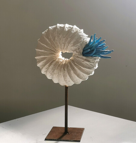 "Nautilus",2020. Pl&acirc;tre, acier et porcelaine engob&eacute;e.
