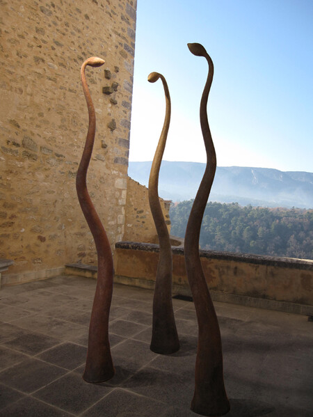 "Elans", 3 pi&egrave;ces de 2m de haut. Sciure de bois et colle sur armature en m&eacute;tal, patine