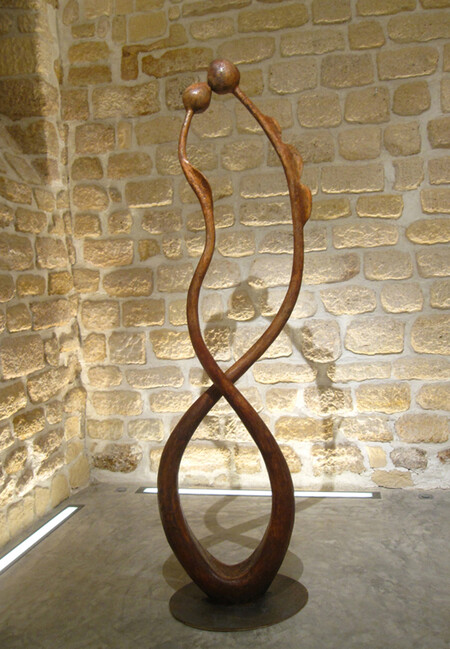 "Baiser", 200 x 52 x41 cm. Sciure de bois et colle sur armature m&eacute;tallique, patine