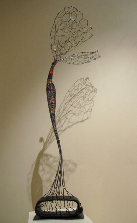 "Femme papillon II", 90 x 51 x 40 cm. Tiges et fils métalliques