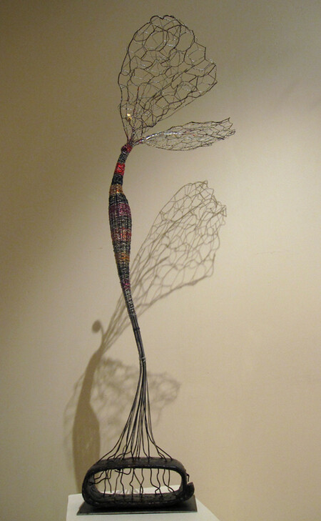 "Femme papillon II", 90 x 51 x 40 cm. Tiges et fils m&eacute;talliques