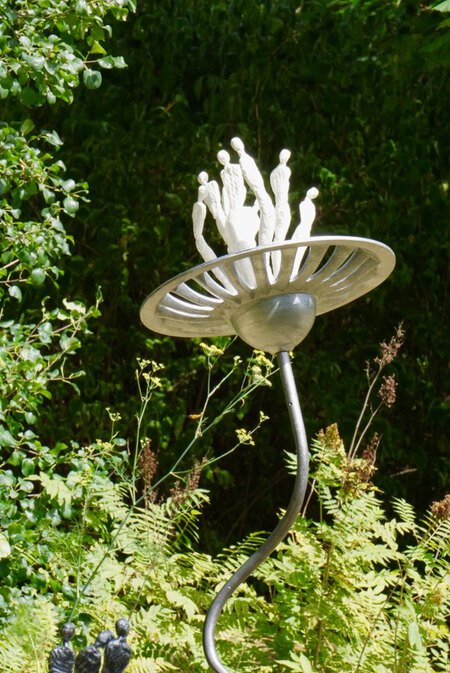 Installation au domaine de Poulaines de 10 fleurs en acier, tissus de verre, r&eacute;sines teint&eacute;es et enjoliveurs transform&eacute;s (Corolles entre 35 et 45 cm de circonf&eacute;rence, tiges de 120 &agrave; 220 cm de hauteur)