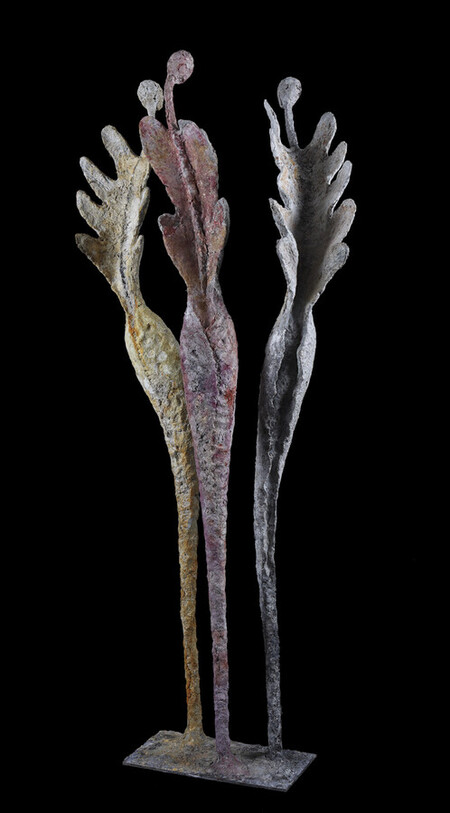 "Les trois Gr&acirc;ces ", 2021.Ciment-papier sur structure acier , 94 x 40 X 20 cm