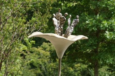 Installation au domaine de Poulaines de 10 fleurs en acier, tissus de verre, r&eacute;sines teint&eacute;es et enjoliveurs transform&eacute;s (Corolles entre 35 et 45 cm de circonf&eacute;rence, tiges de 120 &agrave; 220 cm de hauteur)
