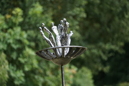 Installation au domaine de Poulaines de 10 fleurs en acier, tissus de verre, r&eacute;sines teint&eacute;es et enjoliveurs transform&eacute;s (Corolles entre 35 et 45 cm de circonf&eacute;rence, tiges de 120 &agrave; 220 cm de hauteur)