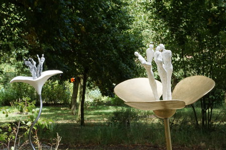 Installation au domaine de Poulaines de 10 fleurs en acier, tissus de verre, r&eacute;sines teint&eacute;es et enjoliveurs transform&eacute;s (Corolles entre 35 et 45 cm de circonf&eacute;rence, tiges de 120 &agrave; 220 cm de hauteur)