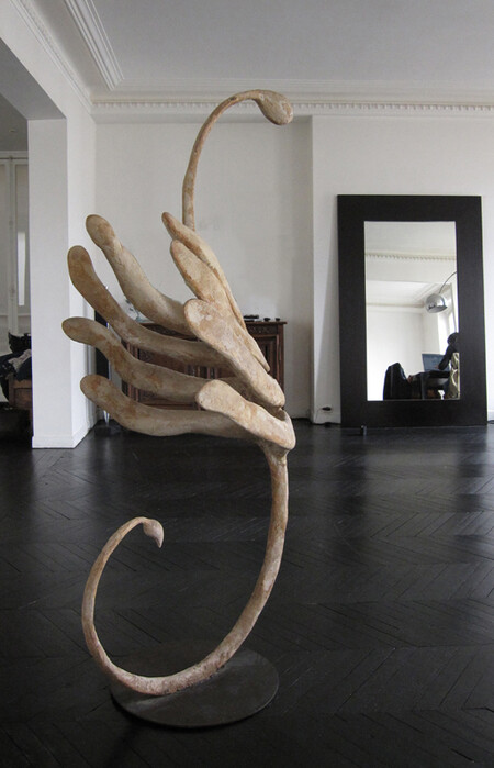 "Cygne", 190 x 100 x 85 cm, sciure de bois et r&eacute;sine sur acier