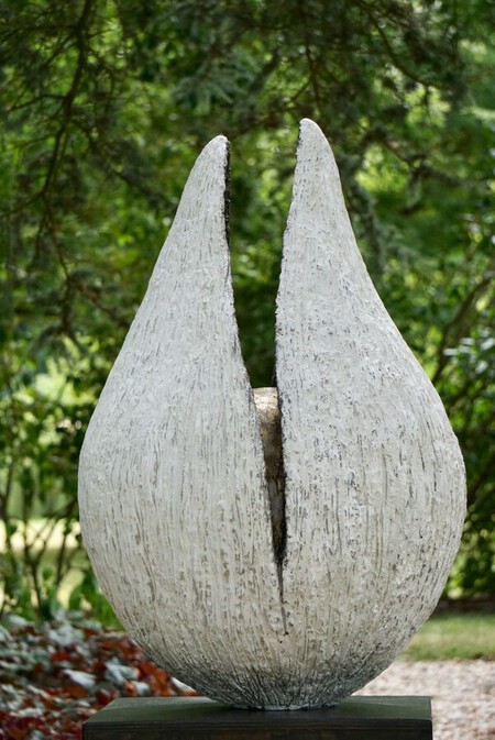 "Eclosion" ,2017. 90 x50x50xcm hors socle. Acier, polystyr&egrave;ne, r&eacute;sines, ciment-papier.