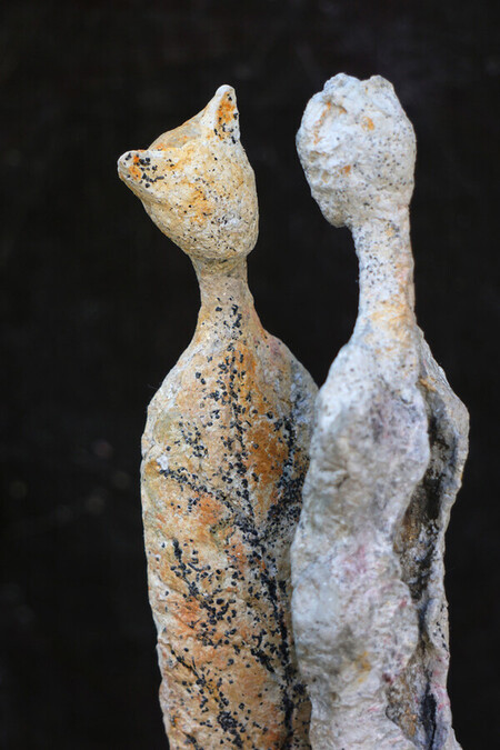 "Face &agrave; Face",2021.Ciment-papier sur structure en acier soud&eacute;, 88 x 15 x15 cm