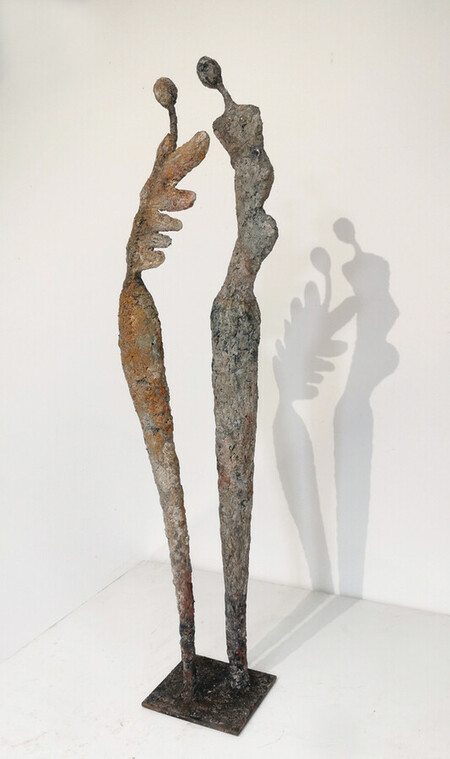 "Duo", 2021.Ciment-papier sur structure en acier soud&eacute;, 87 x 15 x 10 cm