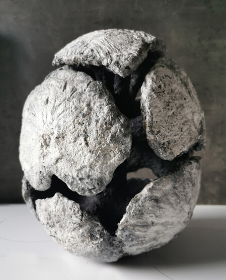 "Galbule", 2018. Ciment-papier et acier. 25 x 22 x 22 cm
