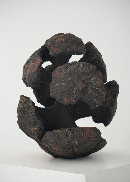 "Expansion noire et bordeaux" , 2021. Gr&egrave;s noir engob&eacute;. 33 x 24 x 24 cm