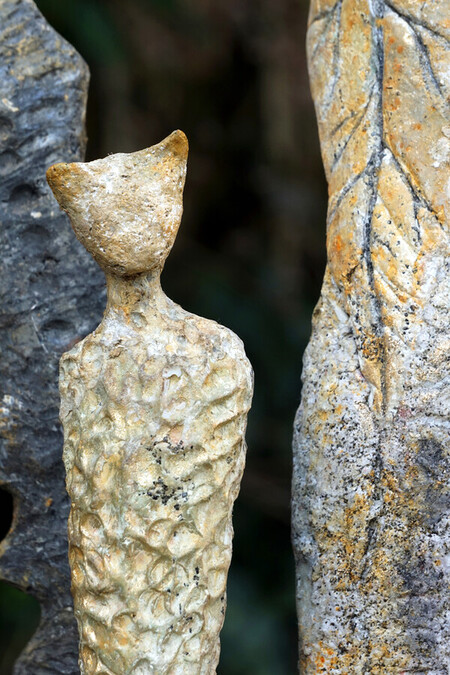 "Famille", 2020.Ciment-papier sur structure en acier soud&eacute;, 75 x 24 x 15 cm