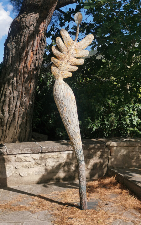 "La Femme Foug&egrave;re ", 2021.Ciment-papier sur structure en acier soud&eacute;, 230 x 60 x 28 cm.