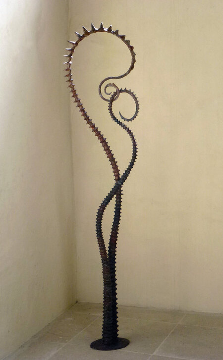 plante-hippocampe, 178 x 44 x 19 cm. M&eacute;tal, grillage, pl&acirc;tre, papier mach&eacute; et pigments