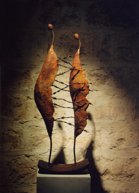 "Attachement"; 45 x 25 x 15cm; m&eacute;tal, papier mach&eacute; et pigments