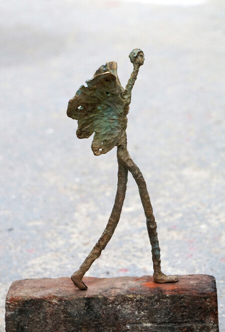 "Le marcheur", 2021.Bronze &agrave; la cire perdue sur brique.33 x 22 x 12 cm