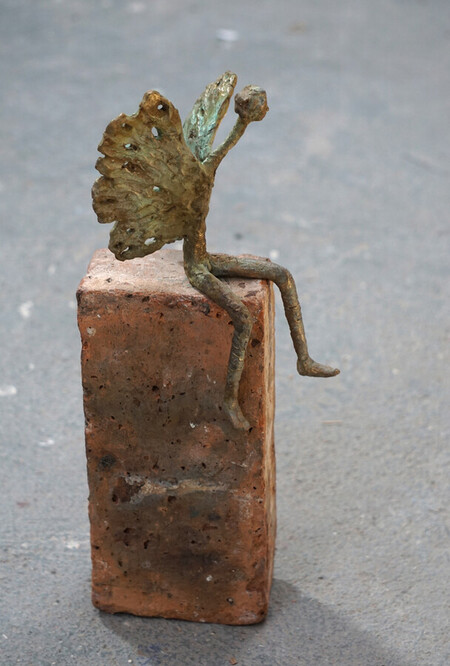 "Pause",2021. Bronze &agrave; la cire perdue sur brique. 34 x 16  x 12 cm