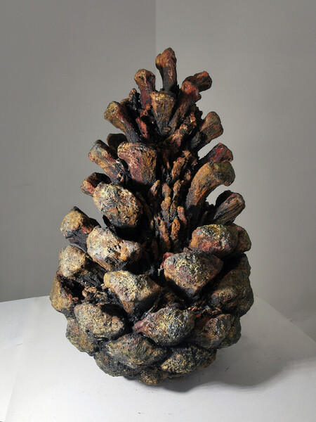 "C&ocirc;ne &eacute;cailles ouvertes", 2021.Gr&egrave;s noir engob&eacute;. 35 x 23x 22 cm